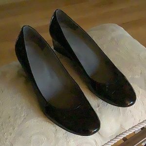 STUART WEITZMAN size 8 black crocodile patent dressy wedges